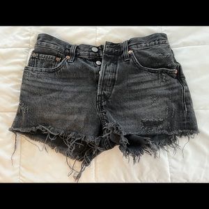Grey/black Levi’s shorts